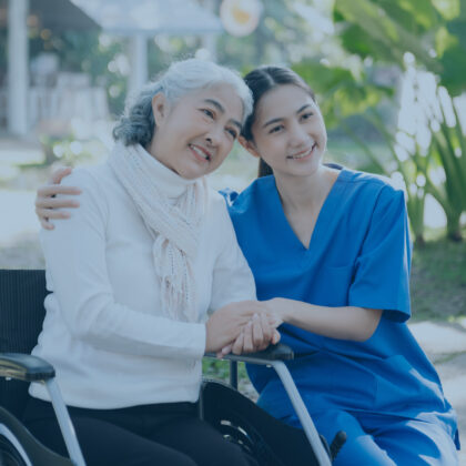 Asian young caregiver nurse support senior older male walking ou Eine junge Pflegekraft kniet neben einer Rollstuhlfahrerin.